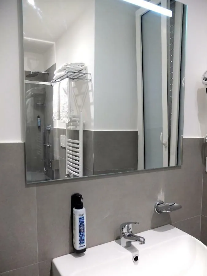 Astoria Golden Gate Hotel Rome 2*,